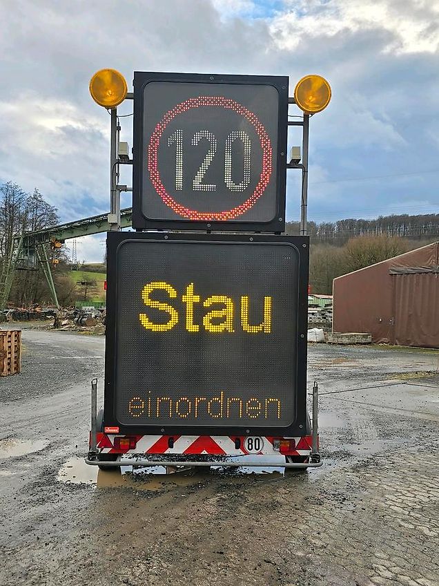 Nissen VLT LED Verkehrsleittafel Verkehrssicherungsanhänger Verkehrsleitanhänger Sperrwand Vorwarntafel