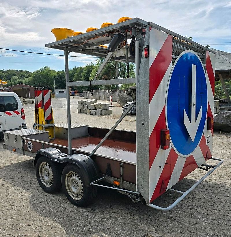 Nissen A41/L-09-200 LED Absperrtafel FAT Sperrwand Verkehrsleittafel Verkehrssicherungsanhänger Leittafel Verkehrsleitanhänger Horizont Verkehrssicherung